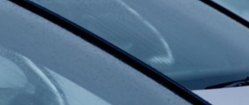 Стекло из общежития повредило машину. Удалось ли автовладельцу добиться компенсации?