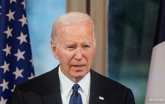 Похоже, Джо Байден столкнулся с трудностями при посадке в машину, видео стало вирусным