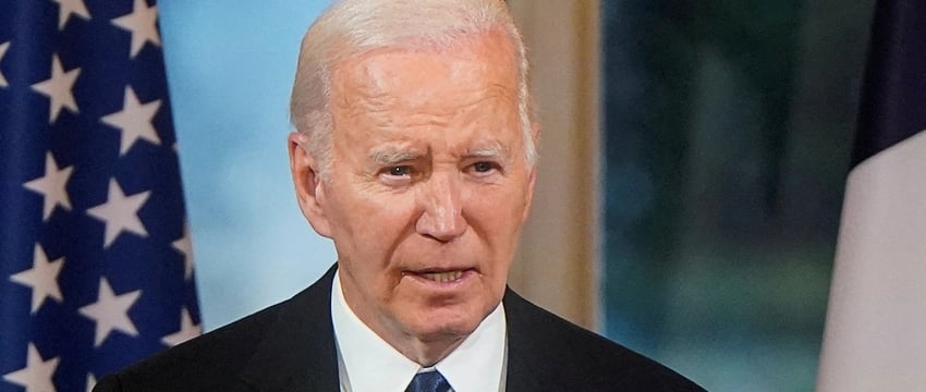 Похоже, Джо Байден столкнулся с трудностями при посадке в машину, видео стало вирусным