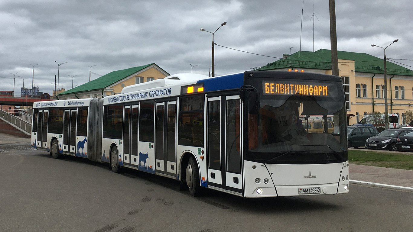 Сочлененный автобус в Витебске. Фото Сергея Серебро