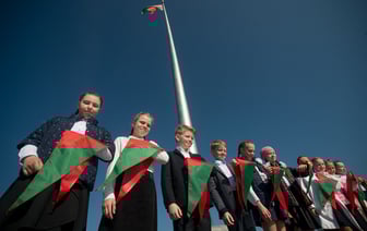 Зачем Лукашенко по уши погружает Беларусь в “совок”?