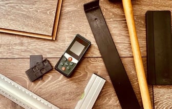 Постелил ламинат на деревянный пол и получил иск от соседа из-за шума. Чем закончилось?