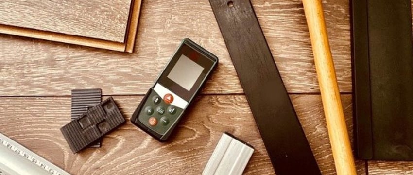 Постелил ламинат на деревянный пол и получил иск от соседа из-за шума. Чем закончилось?