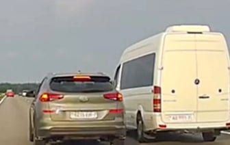 «Могла случиться серьезная авария». Конфликт водителей кроссовера и маршрутки попал на видео