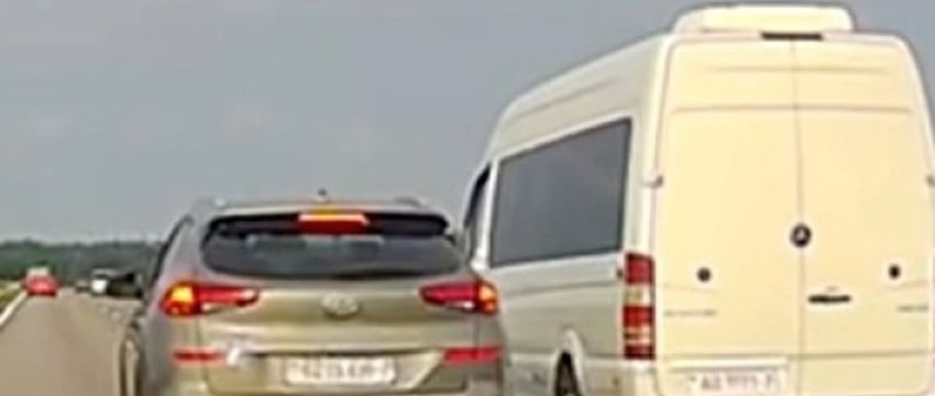 «Могла случиться серьезная авария». Конфликт водителей кроссовера и маршрутки попал на видео