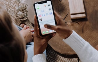 «Бабушки спят на долларах» — Минчанка хотела купить пионы в переходе, но цена за букет её шокировала — Видео