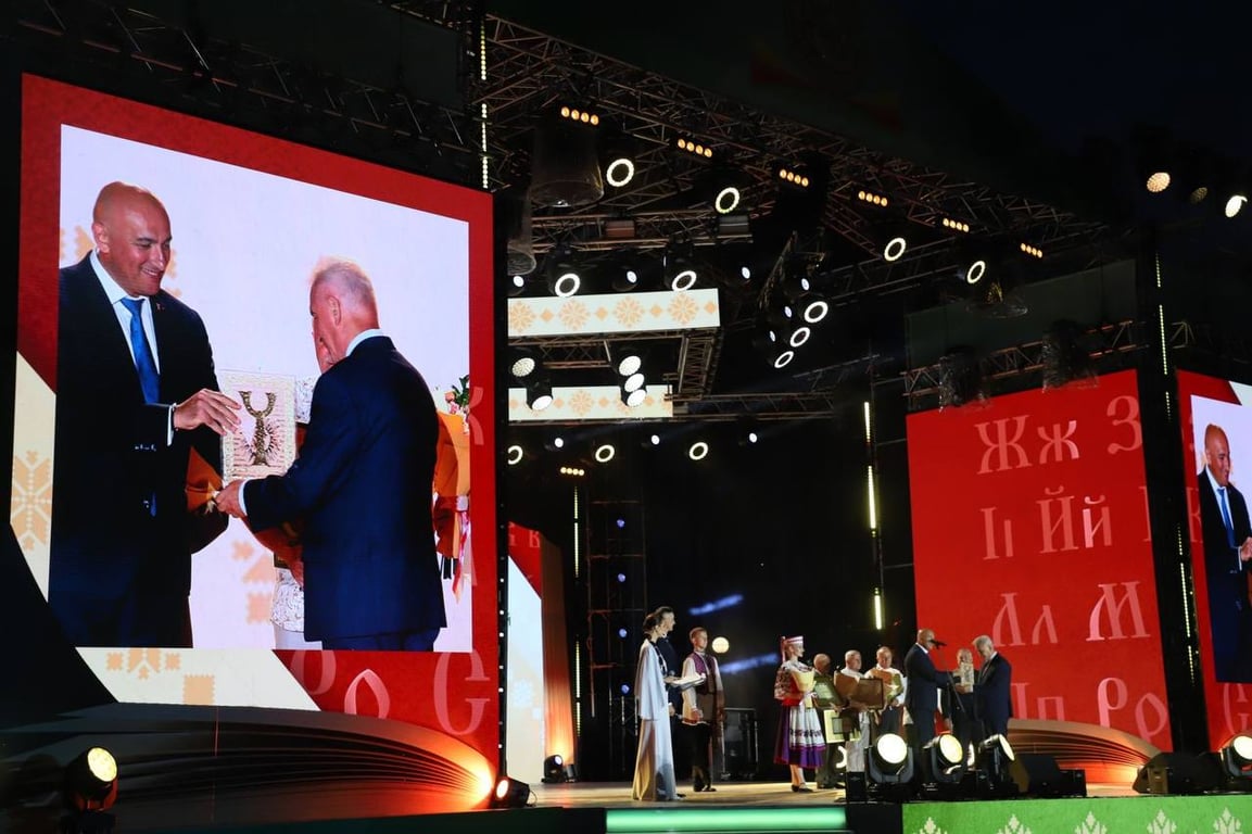 Видео праздничного фейерверка в Ивацевичах