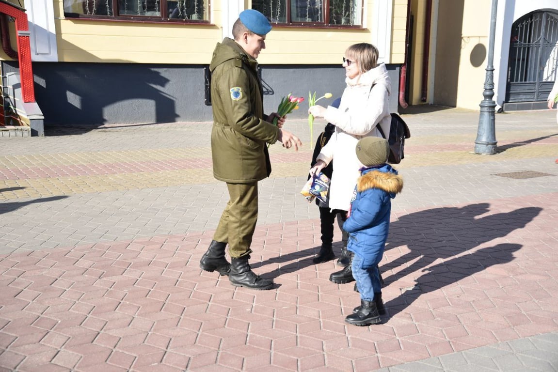 Военнослужащие 38-ой Брестской отдельной гвардейской десантно-штурмовой бригады поздравили брестчанок с Днём женщин