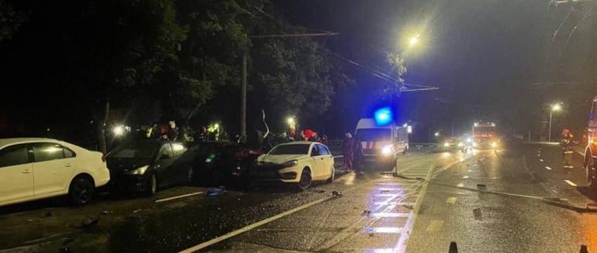 Водитель Tesla протаранил 5 припаркованных легковушек в Минске