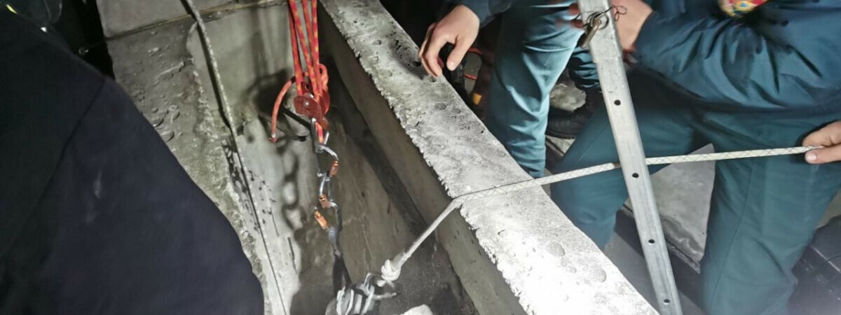 В Минске спасатели достали мужчину из вентиляционной шахты многоэтажки. Как там оказался? — Видео