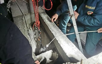 В Минске спасатели достали мужчину из вентиляционной шахты многоэтажки. Как там оказался? — Видео