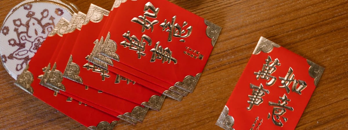 Китайские акции завершили год ростом, Гонконг преодолевает четырехлетний спад