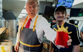«Мне нравится эта работа» — Трамп приготовил картофель фри в McDonald’s и подколол Харрис — Фото