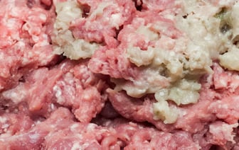 Почему фарш становится серым? Вот на что нужно обратить внимание при покупке — Полезно