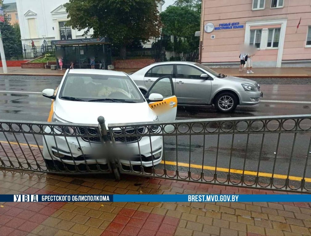 Автомобиль такси попал в ДТП в Бресте. Как все произошло