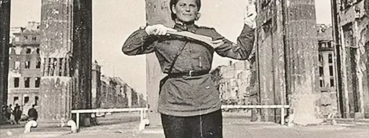 Умерла "регулировщица Победы" Мария Лиманская со знаменитого фото Евгения Халдея