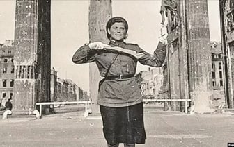 Умерла "регулировщица Победы" Мария Лиманская со знаменитого фото Евгения Халдея