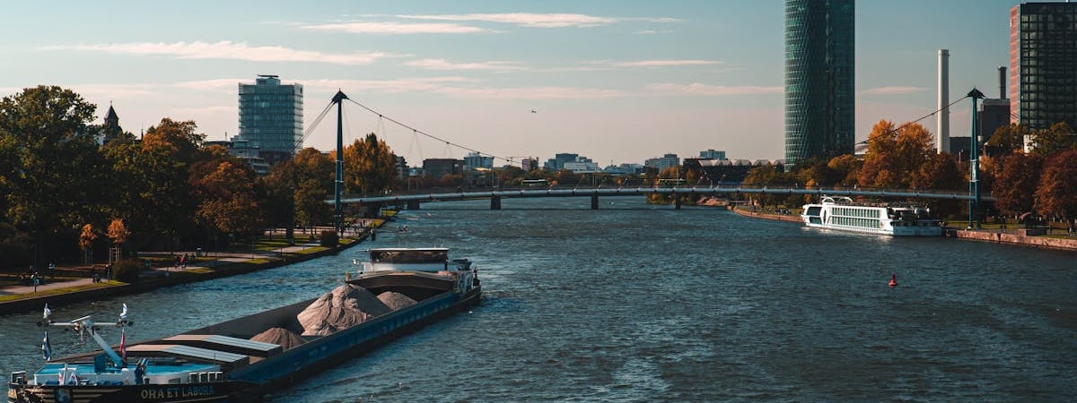 «Как он туда въехал?» — В России грузовая баржа врезалась в разводной железнодорожный мост — Видео