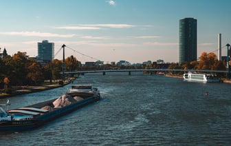 «Как он туда въехал?» — В России грузовая баржа врезалась в разводной железнодорожный мост — Видео