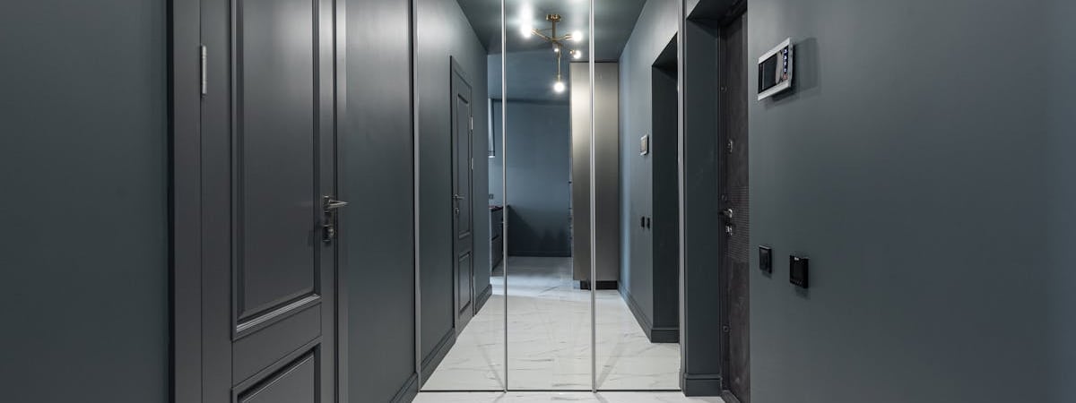 Минчанка показала, что в строймагазине «ОМА» продают «только разбитые тарелки»