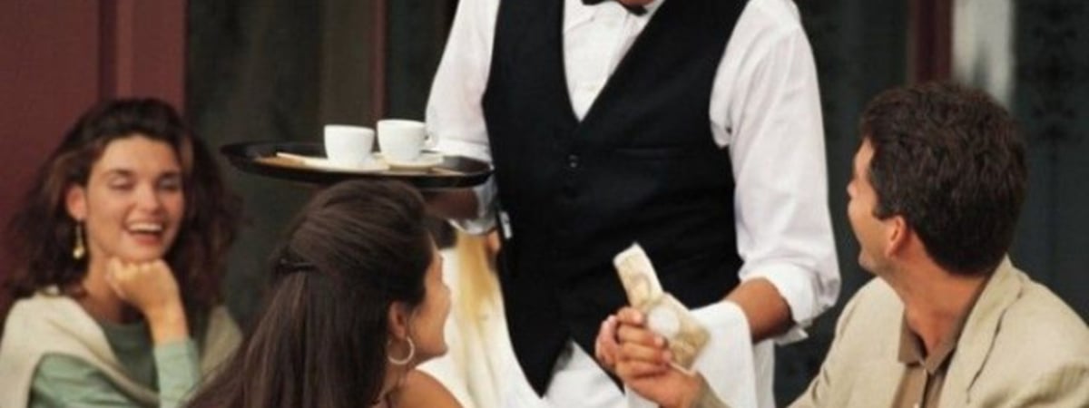 Зарплата или дарение. Легализуют ли в Беларуси чаевые