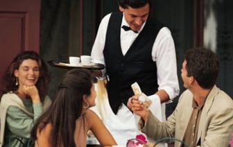 Зарплата или дарение. Легализуют ли в Беларуси чаевые