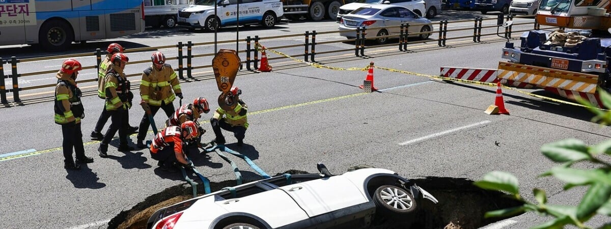 На видео попало, как в Сеуле автомобиль провалился под землю прямо на магистрали — Видео