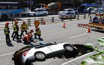 На видео попало, как в Сеуле автомобиль провалился под землю прямо на магистрали — Видео