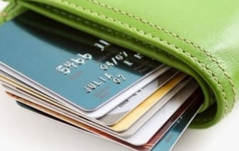 Жительница Лунинецкого района украла у соседки банковскую карту и совершала по ней покупки