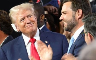 Трамп появился на публике с повязкой на ухе