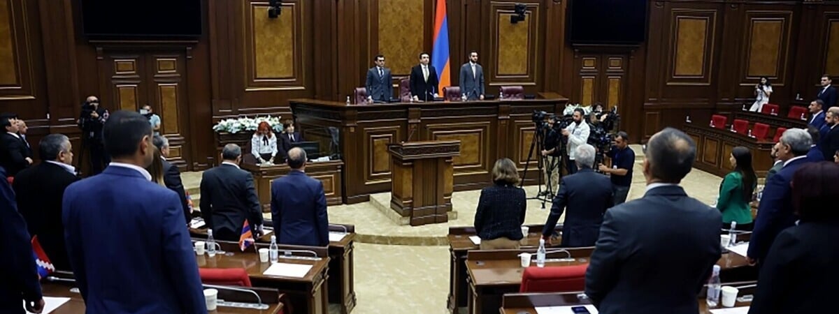 Парламент одобрил вступление Армении в Евросоюз. Оппозиция назвала закон «издевательством»