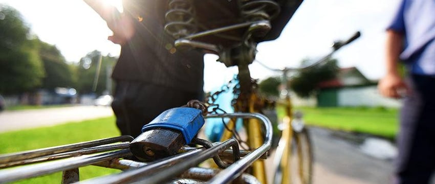 В центре Гомеля с велосипеда сняли колесо. Вора нашли по камерам
