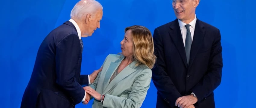 Джорджия Мелони вздыхает, когда Байден опаздывает на саммит НАТО