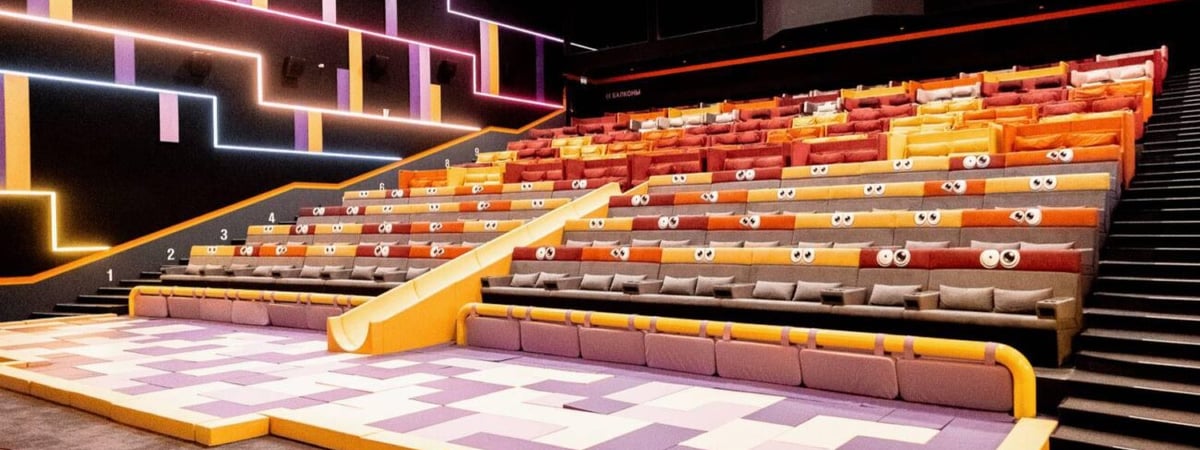 Игровая зона, угощения и караоке — в Гродно открылся кинозал для детей