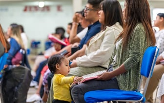 Чиновнице, по чьей вине в приемной семье оказалась девочка, которую насиловал отец, присудили 2,5 года колонии-поселения — а затем освободили от наказания и сняли судимость