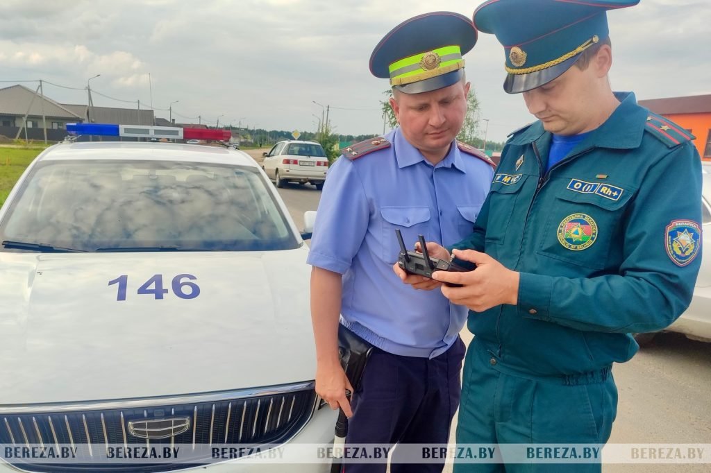 Сотрудники ГАИ и МЧС выявляют нарушителей с помощью дрона