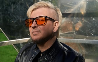 Вольскі: «А хлус тым часам набірае абароты, прыдумляе ў захапленьні ад сябе новыя і новыя гісторыі, разьдзімаецца, распушвае пер’е...»