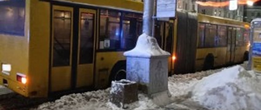 Женщину зажало дверью автобуса, после чего она упала на дорогу и оказалась под колесом