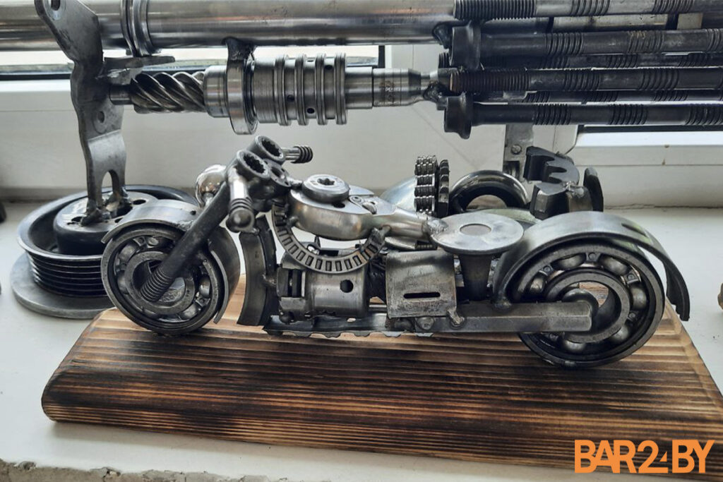 «Для кого-то мусор, а для меня материал для творчества». Необычные статуэтки из старых автозапчастей создает житель Барановичей