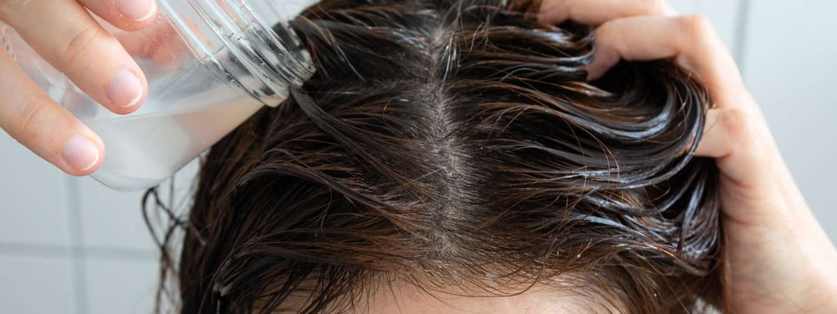 Зачем добавлять в шампунь соду? Трихологи назвали 3 проблемы волос, которые поможет решить этот трюк — Полезно