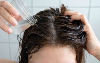 Зачем добавлять в шампунь соду? Трихологи назвали 3 проблемы волос, которые поможет решить этот трюк — Полезно