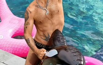 Робби Уильямс снялся без штанов и получил звание «самого сексуального мужчины на свете» — Фото