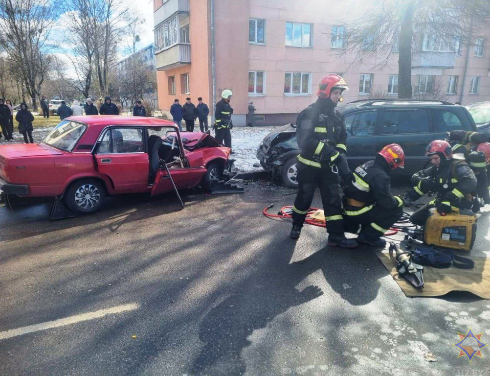 Жесткое ДТП в Барановичах: видео, как работники МЧС спасали пассажира автомобиля.