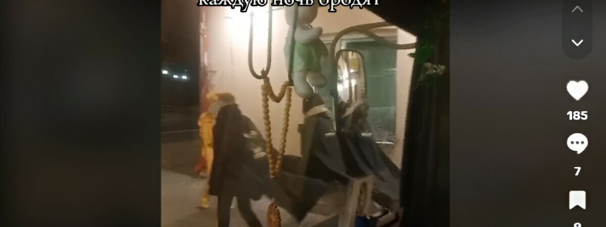 «Думала, сектанты обнаглели» — Белоруска заметила в Гродно людей в чёрных плащах. Кто такие? — Видео