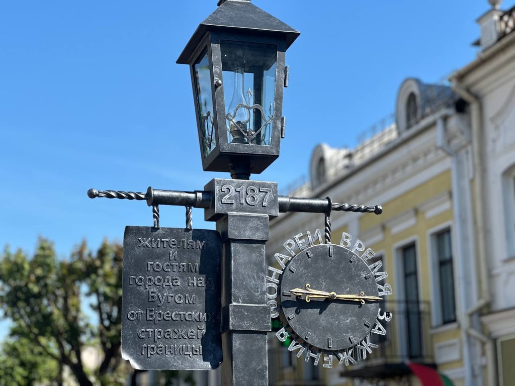 Стилизованный фонарь пограничников появился на Советской в Бресте