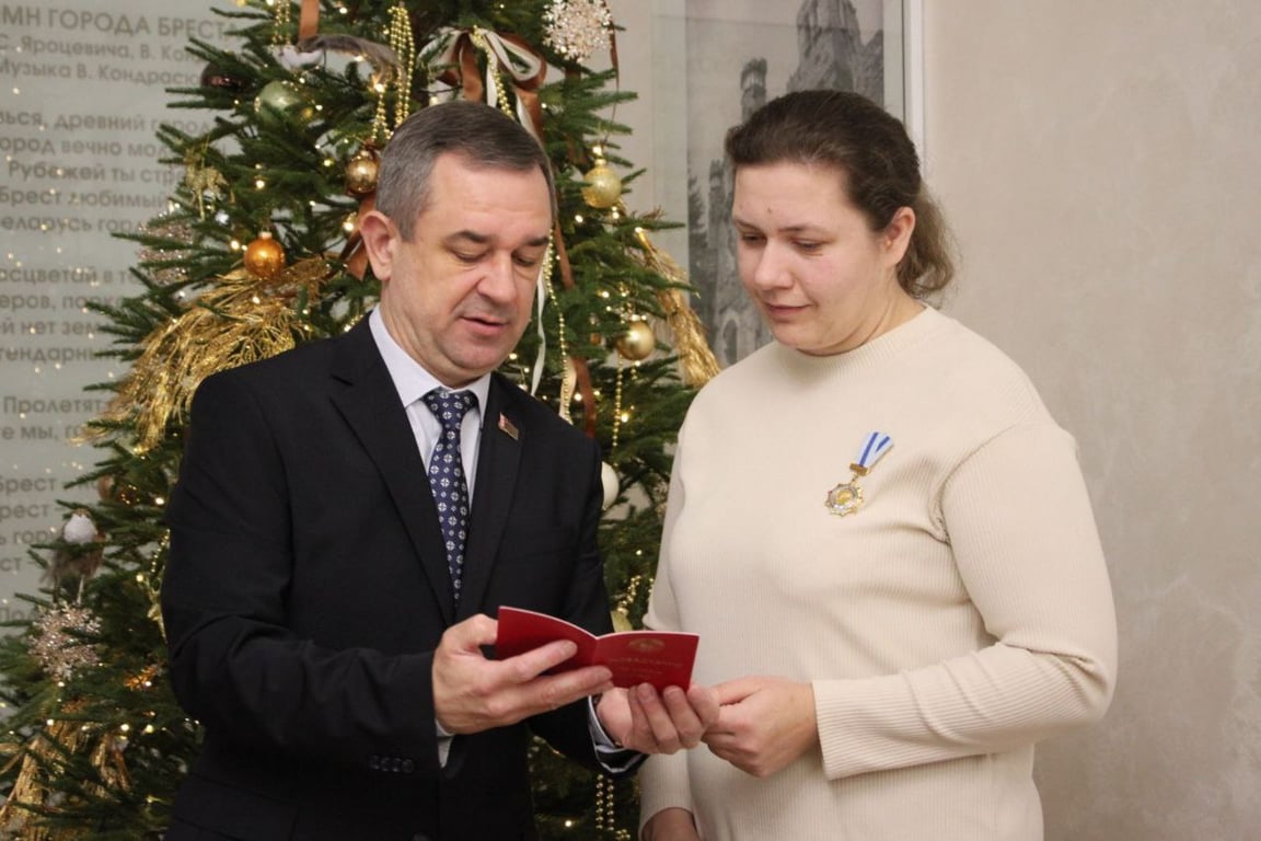 В Ленинском районе г. Бреста вручили орден Матери многодетной матери Светлане Демчук