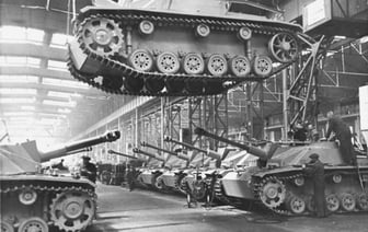 «В 1944 году доживавший свои последние месяцы Третий рейх показал рекордный уровень ВВП за всю короткую историю своего существования»