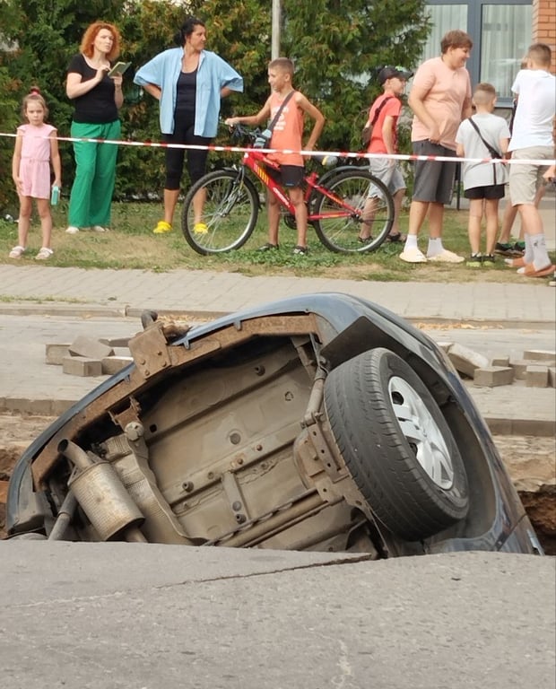 Автомобиль ушел под землю в Бобруйске