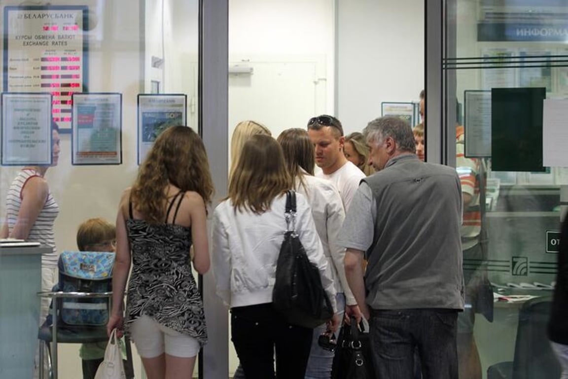 Очереди к пунктам обмена валют, во время экономического кризиса 2011 года. Фото: TUT.BY