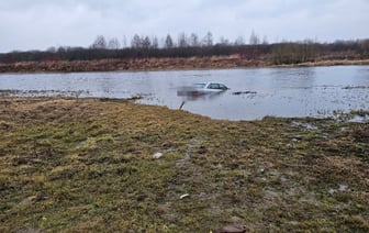 В Борисове автомобиль скатился в реку Березина, пока хозяин ненадолго отлучился — Видео